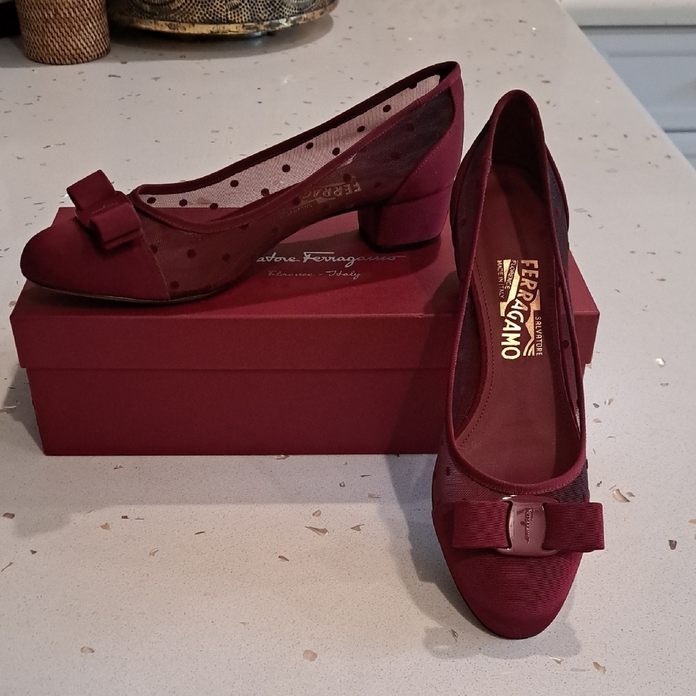 NIB Ferragamo Vara Dots Pumps